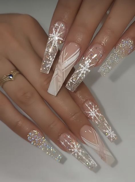 December Birthday Nail Designs, Winter Nails Snowflake Glitter, White And Clear Christmas Nails, Christmas And New Year’s Nails, Ice Cicle Nails, Stilleto Winter Nail Design, Minimalist Snowflake Nails, Christmas Nails Winter Wonderland, December Coffin Nail Ideas