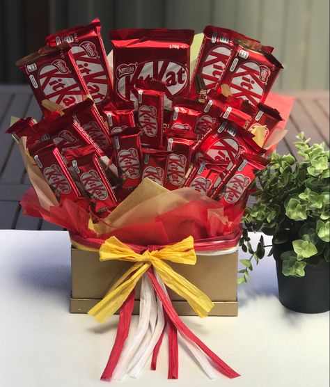 Kitkat Bouquet, Package Ideas, Cute Gifts For Friends, Packing Ideas, Gift Hampers, Present Gift, Yummy Breakfast, Cute Gifts, Gifts For Friends