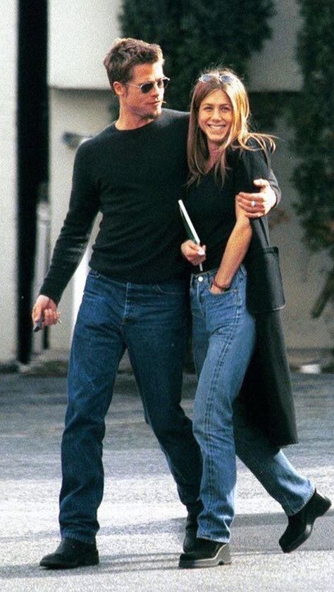 Couples Street Style, Jennifer Anniston Style, 90s Couples, Brad Pitt And Jennifer, Brad And Jen, Stylish Couples, Jennifer Aniston Style, Jen Aniston, Couple Fits