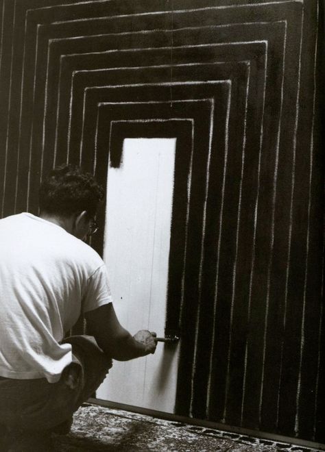 Frank Stella Art, Post Painterly Abstraction, Artists At Work, Artists Studios, Frank Stella, The Secret World, Action Painting, Art Minimaliste, Art Japonais