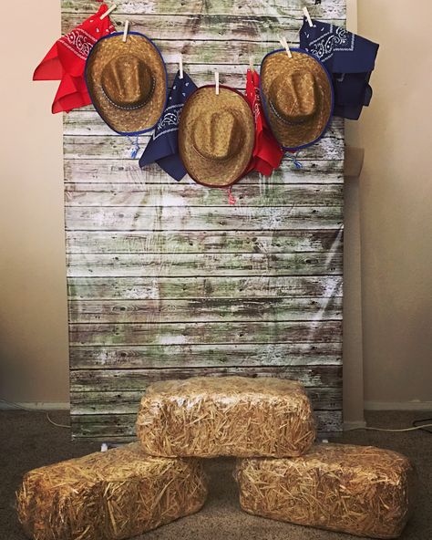 DIY backdrop out of a clothes rack and clamps Country Western Parties, Cowboy Party Decorations, Western Party Decorations, Country Western Decor, Cowboy Theme Party, Wild West Party, Western Birthday Party, Rodeo Party, Country Party