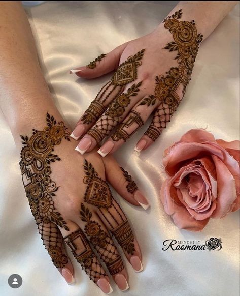 Tikki Mehndi Design, Tikki Mehndi, Henna Designs Wrist, Finger Henna Designs, Unique Mehndi, Easy Henna, Henna Tattoo Hand, Henna Tattoo Designs Hand, Simple Henna Tattoo