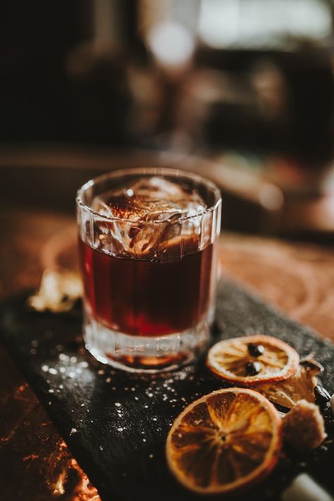 Old Fashioned Drink Aesthetic, Old Fashioned Photography, Old Fashioned Cocktail Aesthetic, Foto Cocktail, Whisky Aesthetic, Americano Drink, Foto Drink, Old Fashioned Aesthetic, Whisky Photography