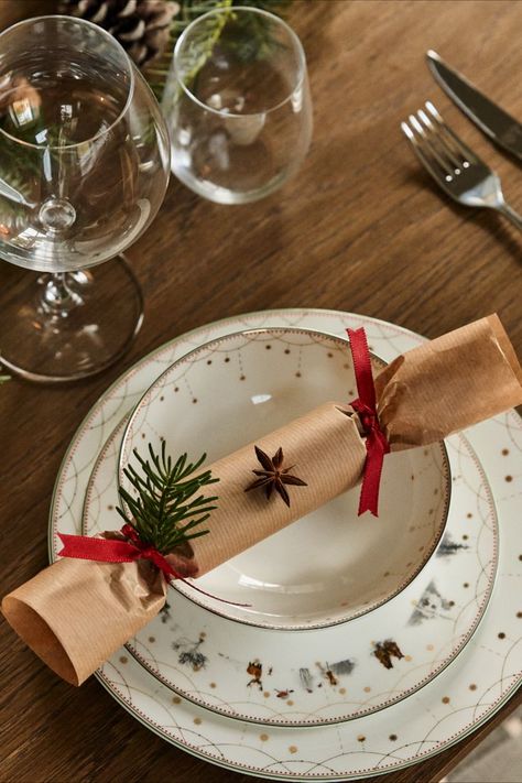 Make your own Christmas crackers to place on the Christmas table or the Christmas tree, the ideal Christmas craft to do with the children and adds really personal touch to any Christmas gathering. Here’s our step-by-step guide to making your own. Christmas Table Settings With Crackers, Christmas Cracker Table Setting, Making Crackers, How To Make Crackers, Diy Crackers, Diy Christmas Crackers, Xmas Centerpieces, Christmas Cocktail Party, Christmas Cracker