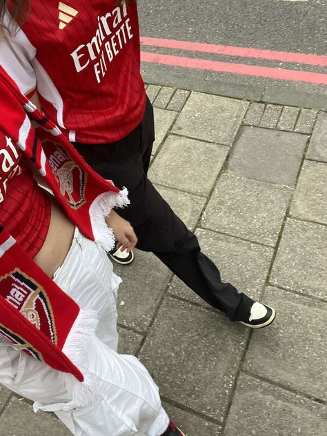 Arsenal Shirt Outfit, Arsenal Outfit Women, Arsenal Couple, Arsenal Women Aesthetic, Arsenal Jersey Outfit, Arsenal Outfit, Women’s Football, Arsenal Aesthetic, Football Shirt Outfit