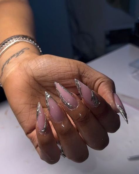 Oval Bling Nails, New Year Nails Stilleto, Birthday Nails Stiletto Short, Short Stilleto Nails Design, Almond Stiletto Nails Design, Long Oval Nails Acrylics, Stiletto Nails Designs Short, Stiletto Nails Medium, Classy Stiletto Nails