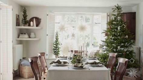 Christmas Tree In Dining Room, Tree In Dining Room, Scandinavian Christmas Table, Table Settings Holiday, Japandi Wallpaper, Christmas Room Decorations, Candles Decoration, Honeycomb Decorations, Christmas Displays