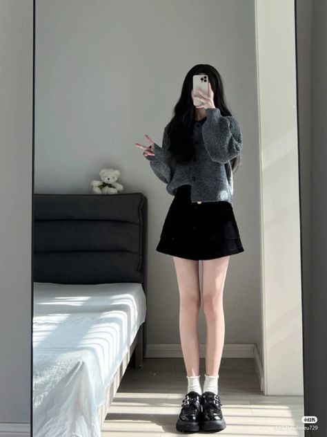 Korean Skirt Outfits, Black Denim Skirt Outfit, Short Girl Fashion, Black Skirt Outfits, Rok Mini, Denim Skirt Outfits, Clueless Outfits, Casual Day Outfits, Ulzzang Fashion