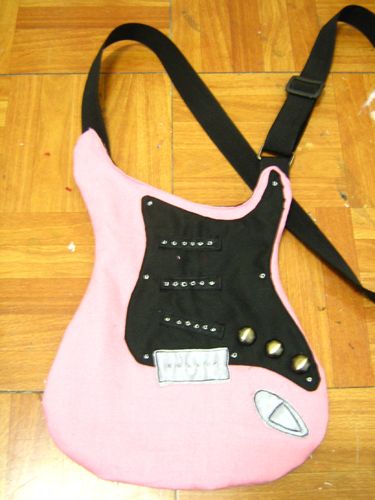 How to make this guitar shaped bag-maybe a good gift for a tween/teen? Gifts For Music Lovers, Diy Guitar, Sew Mama Sew, Guitar Bag, Over The Shoulder Bags, Craft Stuff, Gift For Music Lover, Cool Diy Projects, How To Sew