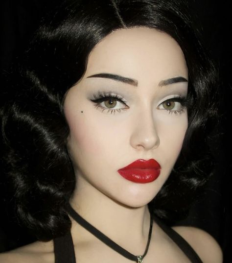 Vintage Makeup Inspiration, Vintage Eye Makeup Looks, Modern Vintage Makeup, Dark 50s Makeup, Great Gatsby Makeup Look, 50s Makeup Aesthetic, Neutral Makeup With Red Lips, Dark Vintage Makeup, 1950s Inspired Makeup