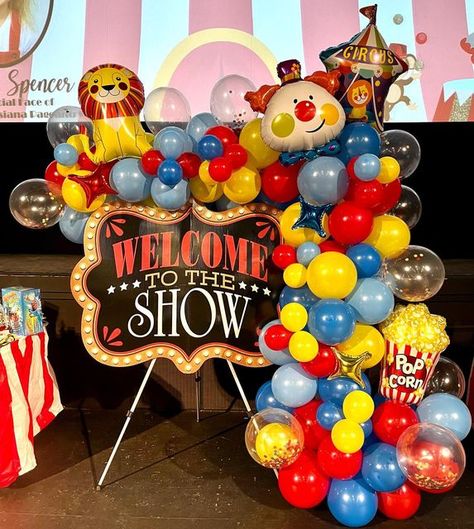 Circus Theme Birthday Party Decorations, Circus Balloon Decorations, Circus Balloon Arch, Carnival Balloon Garland, Circus Backdrop Ideas, Circus Balloon Garland, Circus Theme Baby Shower Ideas, Carnival Birthday Balloon Arch, Carnival Themed Balloon Arch