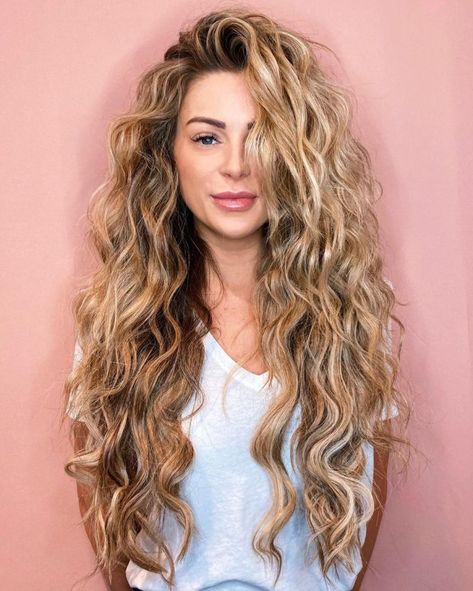 50 Best Blonde Highlights Ideas for a Chic Makeover in 2020 - Hair Adviser Hairstyles Color, Color Hairstyles, Highlights Curly Hair, Layered Curly Hair, Blonde Curly Hair, Silver Blonde, Blonde Hair With Highlights, Long Brown Hair, Brown Blonde Hair