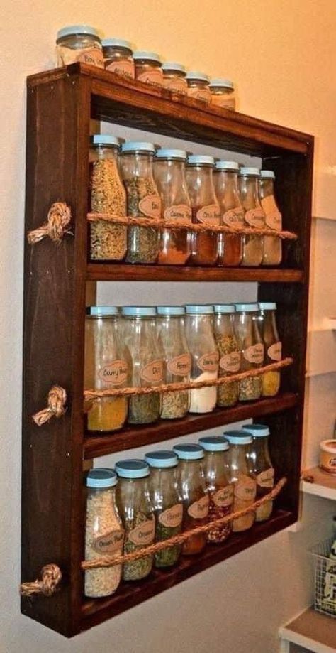 Dapur Rustic, Organiser Cucina, Diy Spice Rack, Wooden Spice Rack, Desain Pantry, Diy Spices, Kitchen Organization Diy, Diy Kitchen Storage, Kitchen Cabinet Organization