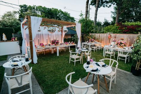 Socially distant layout for an intimate backyard event Event Tent Decor, Enchanted Backyard, Outdoor Events Decor, Backyard Event, Lawn Party Decorations, Backyard Bridal Showers, Backyard Graduation Party, Backyard Celebration, Party Seating