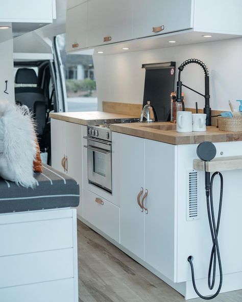 This might be the best diy mercedes sprinter van conversion builds I have seen! The layout is planned so well with a full kitchen and bathroom that is great for a travel adventure. There's also tips and advice to build your own campervan conversions with cool designs and plenty of storage. #vanlife Rangement Caravaning, Van Inspiration, Van Conversion Build, Truck Conversion, Mercedes Sprinter Van, Sprinter Conversion, Diy Campervan, Conversion Van, Campervan Conversion