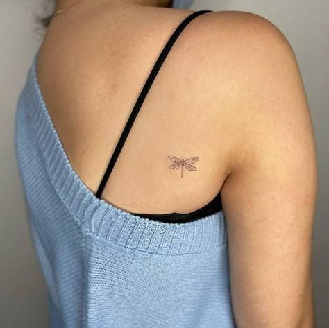 Fine line dragonfly tattoo on the shoulder blade. Line Dragonfly Tattoo, Fine Line Dragonfly, Fine Line Dragonfly Tattoo, Dragonfly Tattoo Ideas, Tattoo On The Shoulder, Line Animals, Dragonfly Tattoos, Small Dragonfly Tattoo, Shoulder Blade Tattoo