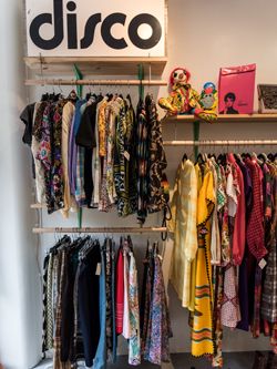 Small Space Store Design, Vintage Store Design, Small Clothes Shop Design, Vintage Store Interior, Small Clothing Store Interior, Vintage Clothing Display, Unique Stores, Vintage Market Booth, Vintage Store Ideas