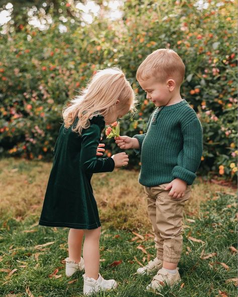 Fraternal Twins Boy And Girl Aesthetic, Cute Twins Boy And Girl, Cute Sibling Pictures, Twin Toddler Photography, Mom And Twins, Boy And Girl Siblings, Family Outfits For Pictures, Twins Toddlers, Outfits For Pictures