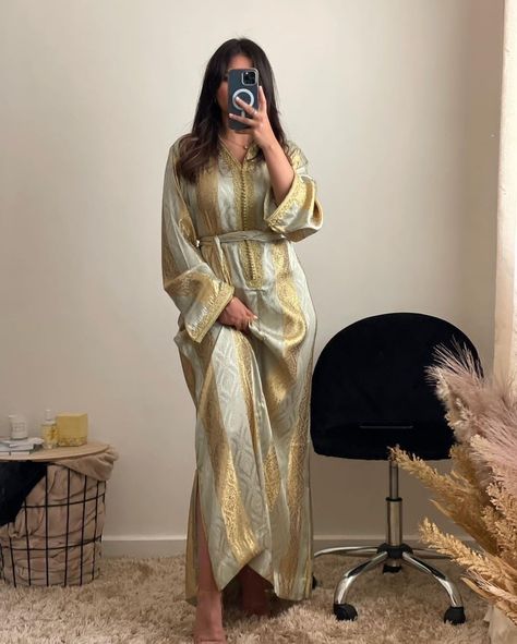 Caftan Dress Moroccan, Caftan Simple, Morrocan Fashion, Moroccan Kaftan Dress, Morocco Fashion, Algerian Clothing, Moroccan Clothing, Glamour Outfit, Kaftan Designs