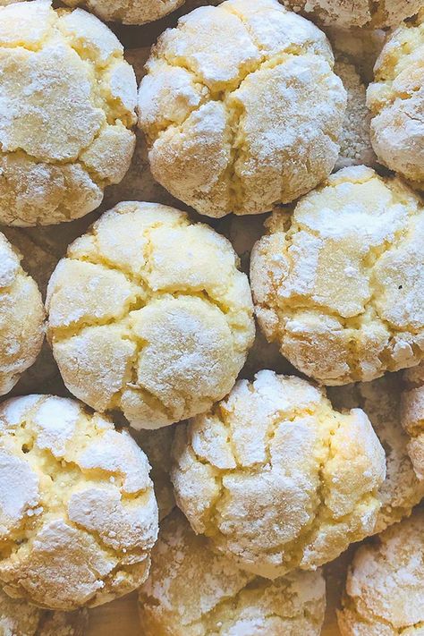 Easy Lemon Biscuits, Easy Bake Dessert Recipes, Biscuits Recipes Easy, Lemon Biscuits Cookies, Biscuit Traybake, Lemon Biscuits Recipe, Italian Biscuits Recipes, Easy Bake Biscuits, Easy Slice Recipes