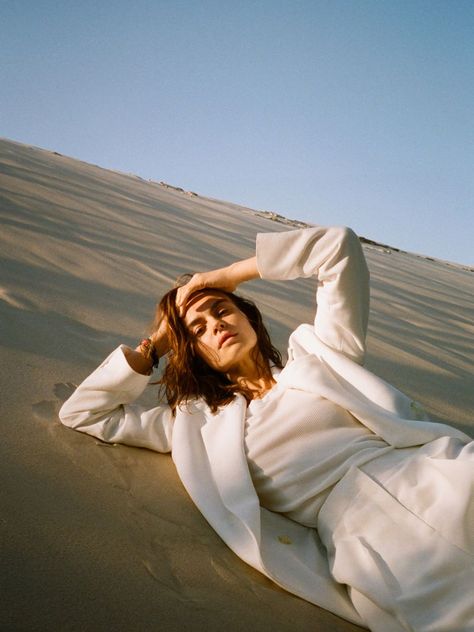 Rome Summer, Sand Dunes Photoshoot, Photoshoot Winter, Beach Editorial, Desert Photoshoot, Zara Summer, White Suit, Fashion Photography Poses, Fashion Photography Inspiration