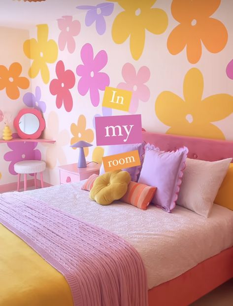 Groovy Bedroom Ideas, Groovy Girls Room, Retro Girls Bedroom, Orange Girls Bedroom, Retro Girls Room, Retro 70s Bedroom, Cheer Decor, Groovy Bedroom, Groovy Room