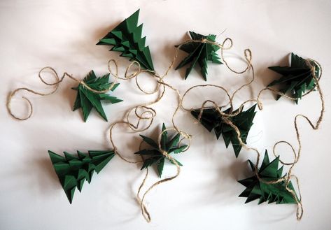 Evergreen Christmas, Christmas Tree Garland, Tree Garland, Paper Tree, Rustic Christmas Tree, Paper Garland, Origami Easy, Ornament Crafts, Diy Christmas Tree