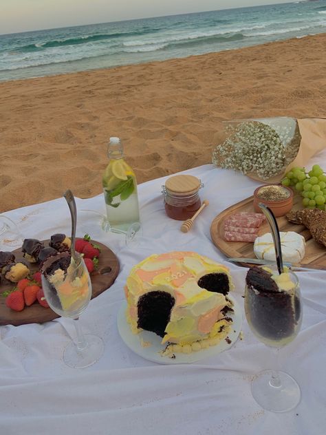 Wine Glass Cake Picnic, Aesthetic Cake Picnic, Cake On The Beach Aesthetic, Cake Wine Glass Picnic, Cake Picnic Aesthetic, Beach Picnic Aesthetic Friends, Picnic Cake Aesthetic, Beach Picnic Date Ideas, Picnic Cake Ideas