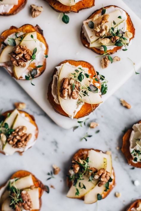 @marionturcotti Sweet Potato Crostini, Pudding Chia, Think Food, Idee Pasto Sano, Small Bites, Sweet Potatoes, Naan, Finger Food, Appetizer Snacks