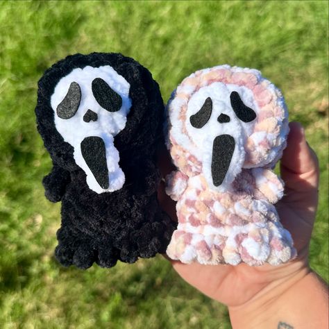 “DONT HANG UP ON ME!” Another killer pattern from Heaven at @toyshopcrochet !! The pattern is live right now so head over to her page and click the link to get this pattern before Halloween! 😱 Pattern: @toyshopcrochet #crochet #crochetplushie #ghostface #ghostfacescream #ghostfaceplush #crochetghostface #crochetghostfacekeychain #crochetghostfacedoll #crochetpatternrelease #crochetpattern Horror Crochet, Ghostface Scream, Halloween Pattern, Ghost Faces, Crochet Ideas, Scream, Click The Link, Right Now, Crochet Patterns