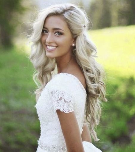 Back Hairstyle, Side Curls, Bridal Hair Down, Wedding Dress Brands, Pulled Back Hairstyles, Bridesmaid Hair Down, Wedding Hair Inspiration, Wedding Hair Down, Bridal Hair And Makeup