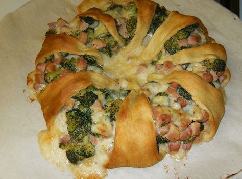 Ham Broccoli Swiss Ring-A-Round Recipe | Just A Pinch Recipes Julia's notes for this recipe: I've been making this for years. It is an old Pillsbury Cookoff recipe from the 60's. I don't remember all the exact measurements but will post what works for me. We had it for dinner tonight. I like serving it with chilled canned mixed fruit. Broccoli Ham Ring, Broccoli Dinner Ideas, Ham And Broccoli, Broccoli Dinner, Cheese And Broccoli, Ham Broccoli, Healthy Pork, Vegetable Pie, Fast Dinner Recipes