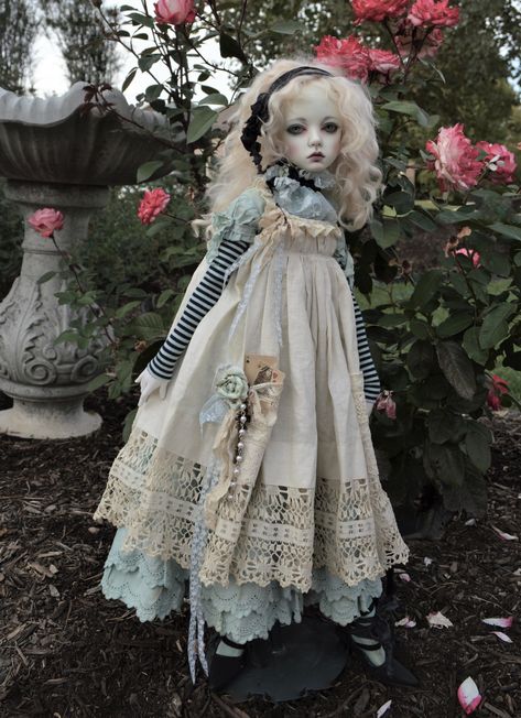 Porcelain Doll Cosplay, Creepy Dress, Creepy Dolls Aesthetic, Vintage Doll Outfits, Porcelain Doll Clothes, Haunted Doll Outfit, Dolls Vintage, Creepy Doll Outfit, Dolls Creepy