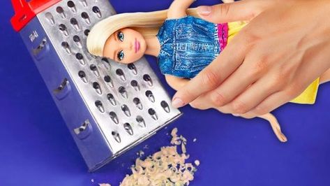 Barbie Crafts Diy Easy, Crafts For Dolls Barbie, Barbie Doll Diy Crafts, Barbie Accessories Diy, Barbie Doll Videos, Barbie Hacks Diy, Barbie Crafts Diy, Diy Barbie Stuff, Barbie Doll Crafts