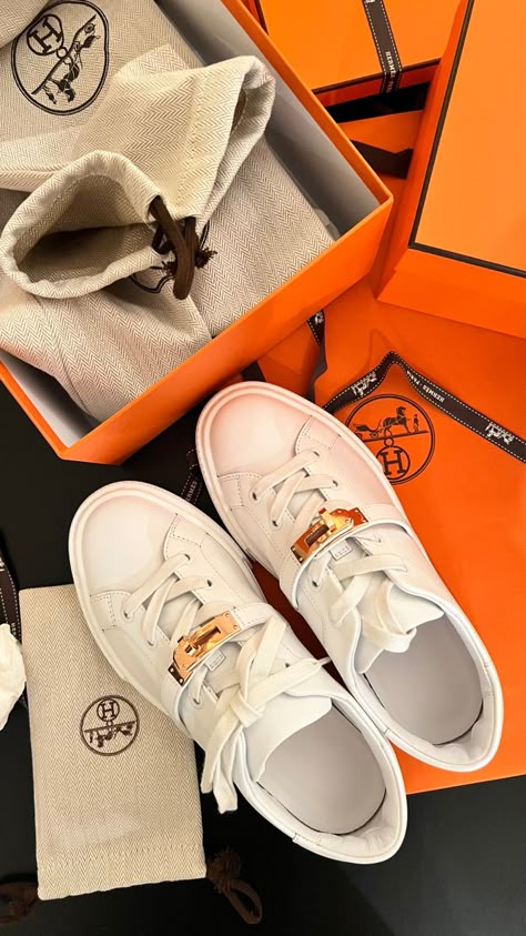 Bags Quotes, Tenis Balenciaga, Hermes Sneakers, Hoody Outfits, Bag Quotes, Shoe Wishlist, Adidas Shoes Women, Hermes Shoes, Luxury Sneakers