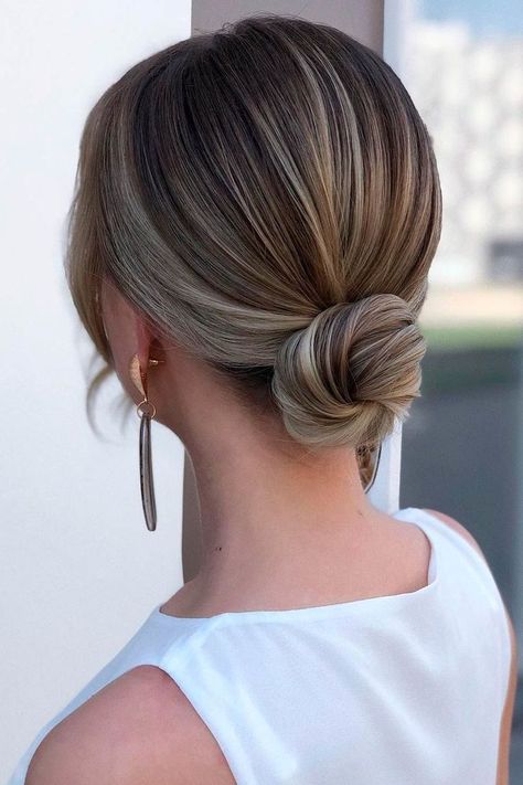 Easy Low Bun Hairstyles, Snowboarding Hairstyles, Low Pony Hairstyles, Quick Bun, Easy Low Bun, Low Bun Wedding Hair, Pony Hairstyles, Low Bun Hairstyles, Short Hair Bun