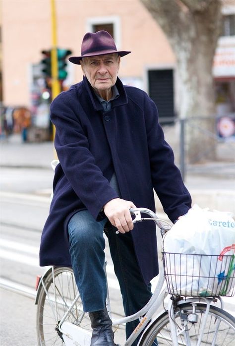 Older Italian Gents and their Bella Figura... Hot fashion looks for aging regazzi! mens fashion, italian men,  italy l'ouomo, ouomo, moda italiano cool, old, hot old men, aging, sexy, style, trends, trending Italian Mens Fashion, Australia Clothes, Purple Suits, Cycle Chic, Purple Hats, Advanced Style, Italian Men, Ageless Style, Bike Style