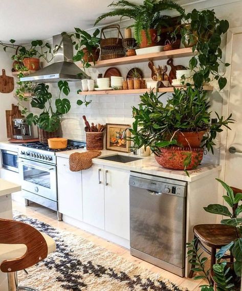 Jungle Kitchen? Jungle Kitchen, Hippie Kitchen, Bohemian Kitchen, Boho Styl, Plant Decor Indoor, Boho Kitchen, Dining Room Inspiration, Style At Home, Home Fashion