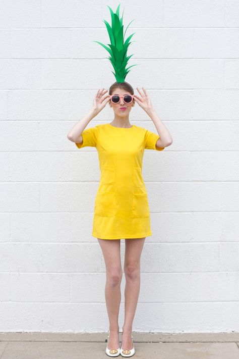 @Lauren Ruple @Theresa Riley why weren't we all pineapples for our events! Haha so simple but cute!! Diy Pineapple Costume, Diy Fruit Costume, Pineapple Costume Diy, Work Appropriate Costumes, Last Minute Kostüm, Costumes Faciles, Food Halloween Costumes, Diy Fantasia, Pineapple Costume