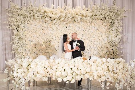 White Rose Wall Wedding, Wedding Table Bride And Groom Backdrops, Wedding Rose Wall, Mladenacki Sto, Modern Day Wedding, Wedding Rose Gold Theme, Floral Backdrop Wedding, Bride Groom Table, White Wedding Decorations