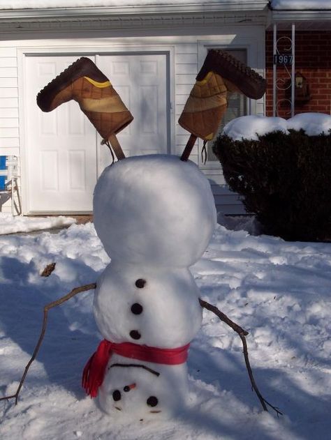 The weather outside is once again paraded by snow and jolly in time for the holidays! What better way to celebrate winter’s arrival than by making some snowmen? This year, however, building a wintery buddy can be made all the more fun with these crazy and fantastical snowman designs! 1. Upside-Down Snowman Traditional snowmen are… The post 12 Crazy Snowmen Designs You Should Try Out appeared first on Society19. Jul Diy, Noel Christmas, Winter Fun, Winter Activities, Christmas Cheer, All Things Christmas, Winter Christmas, Holidays And Events, The Snow