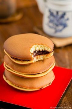 Dorayaki Recipe, Popular Japanese Snacks, Honey Pancakes, Japanese Dessert Recipes, Just One Cookbook, Japanese Pancake, Easy Japanese Recipes, Chinese Dumplings, Japanese Desserts