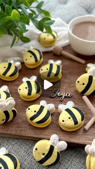 Bee Macarons, Macarons Design, Macaron Designs, Piping Templates, Black Vodka, Macaron Ideas, Egg White Powder, Bee Template, Macaron Template