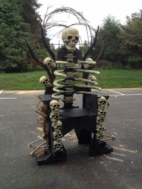 Skull chair Halloween Party Hacks, Skull Furniture, Diy Skulls, Easy Diy Halloween Decorations, Halloween Party Dinner, 2024 Halloween, Halloween Crafts Decorations, Easy Diy Halloween, Halloween Haunted Houses