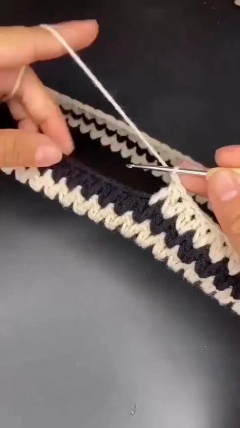 Crochet Lessons, Crochet Diy, Jute Bags, Crochet Videos, Crochet Basics, Crochet Handbags, Crochet Techniques, Learn To Crochet, Crochet For Beginners