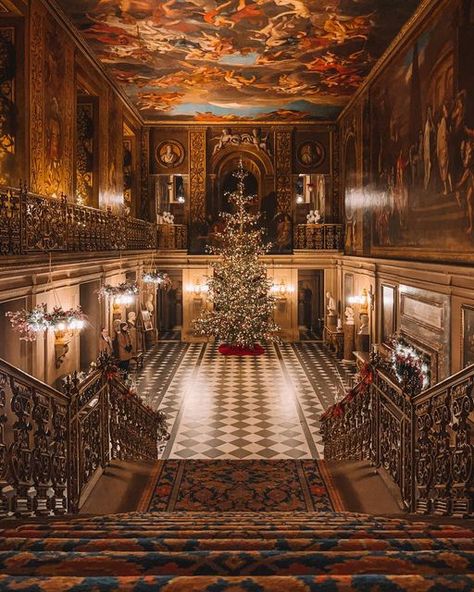 Christmas Palace, Evening Photo, Have A Lovely Evening, Christmas Lockscreen, Ball Aesthetic, Palace Interior, Royal Christmas, Chatsworth House, Character Board