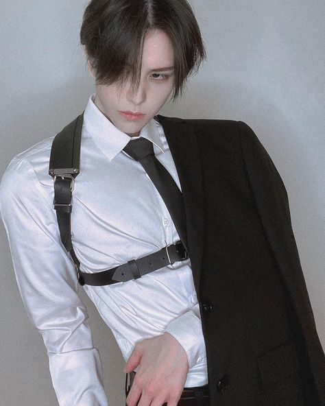 Hakken 八犬 on Twitter: "Suit + harness✔️… " Suit Harness, Levi Cosplay, Human Poses Reference, Human Poses, Poses References, Cute Cosplay, Body Poses, Pose Reference Photo, Levi Ackerman