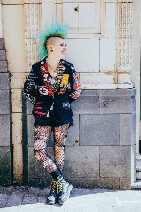 Punk and grunge trends : when fashion and music mix - La Grande Boutique | Blog 80s Punk Outfits, 80s Punk Fashion, Chicas Punk Rock, Chica Punk, Ripped Tights, Look 80s, 80s Punk, Punk Rock Outfits, Punk Looks