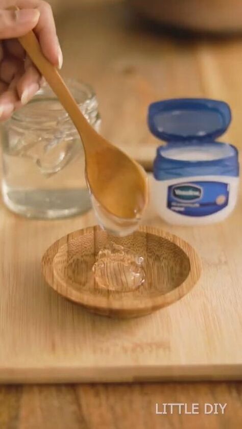 Diy Foot Mask, Foot Mask Diy, Foot Balm Recipe, Homemade Foot Cream, Clip Hacks, Vaseline Hacks, Natural Hair Removal Remedies, Cracked Heel Remedies, Feet Remedies