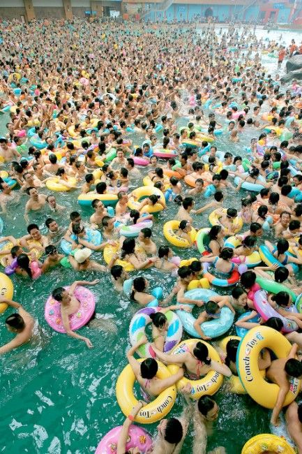 china, my idea of hell. Obvs not the xhinese part. Just the amount of people. How could you not lose a child like this😂 Wave Pool, Beach Hacks, Group Of People, Beach Pool, Many People, Water Park, Summer Time, Places To Travel, Pool Float